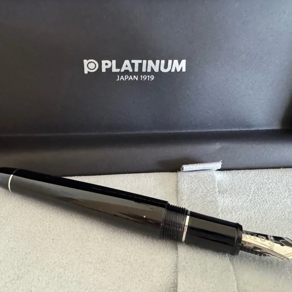 Platinum Century 3776 Fountain Pen - Picture 5 of 9